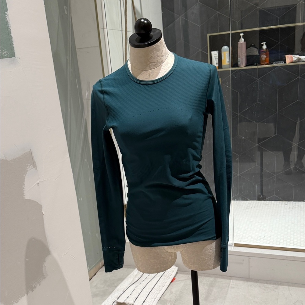 Lululemon It’s Rulu long sleeve size 6